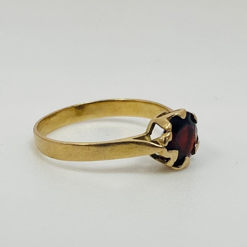 Bague or avec grenat