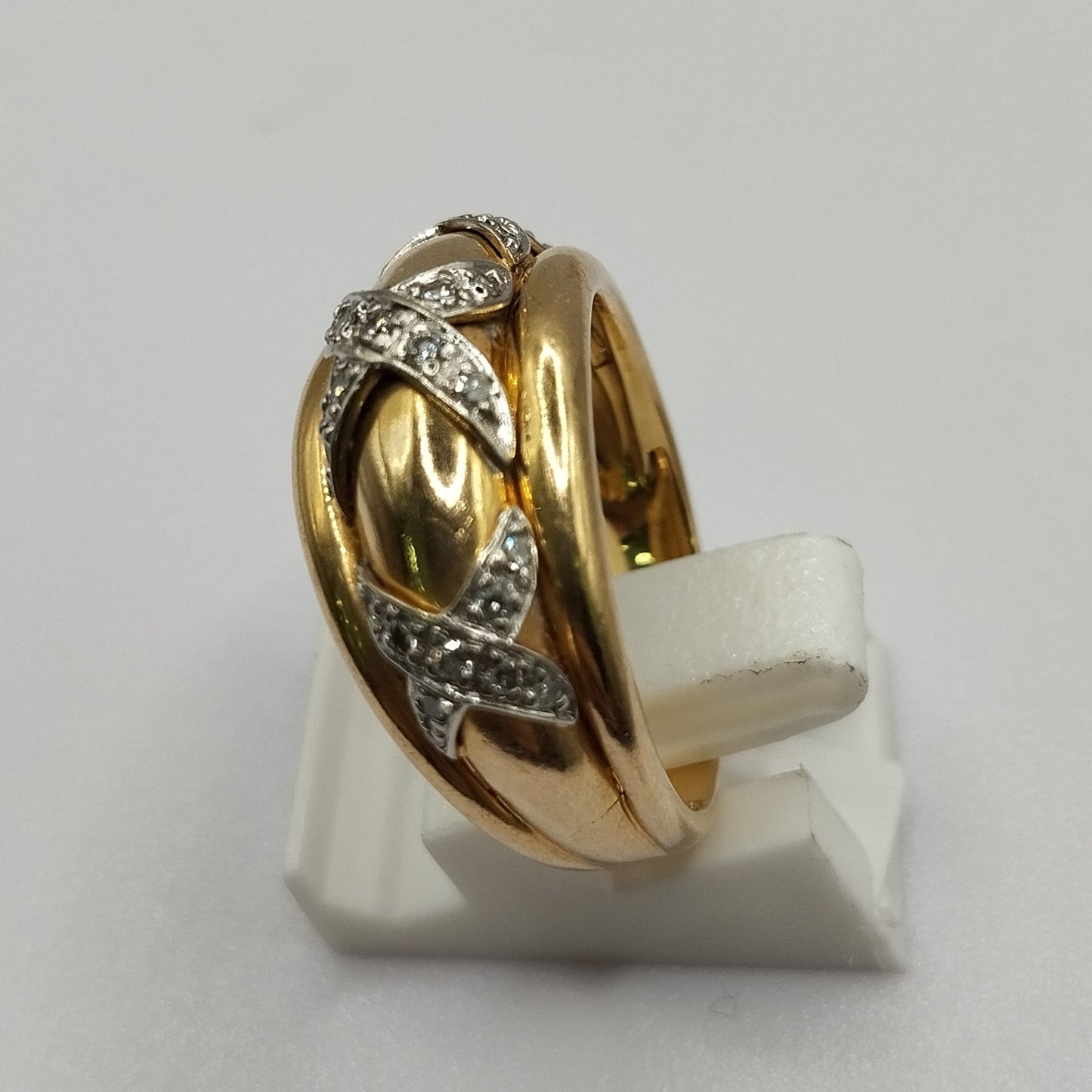 Bague entrelacée avec diamants étincelants