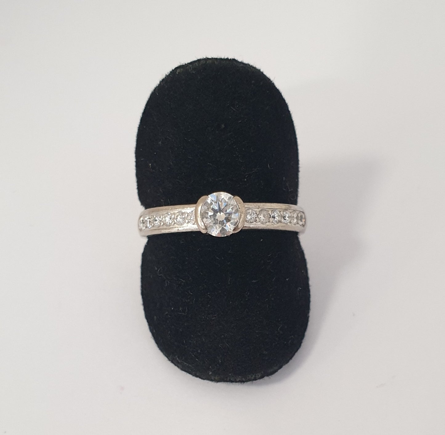Bague Solitaire Accompagné
