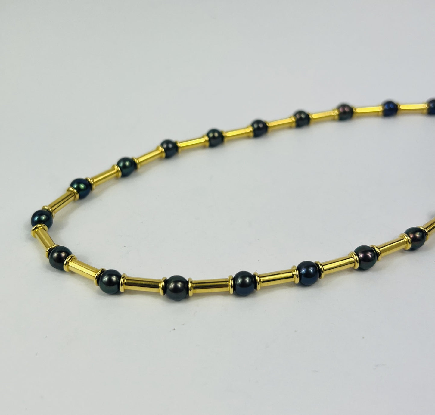 Collier or et perles Hématites