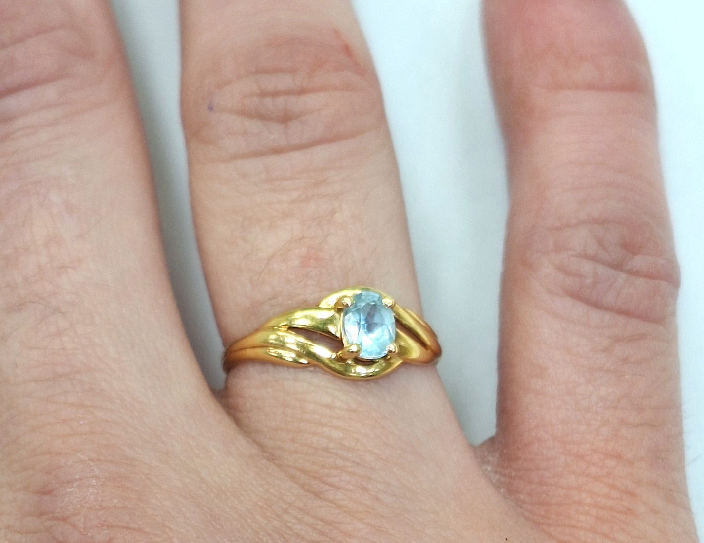 Bague en or jaune avec Aigue Marine
