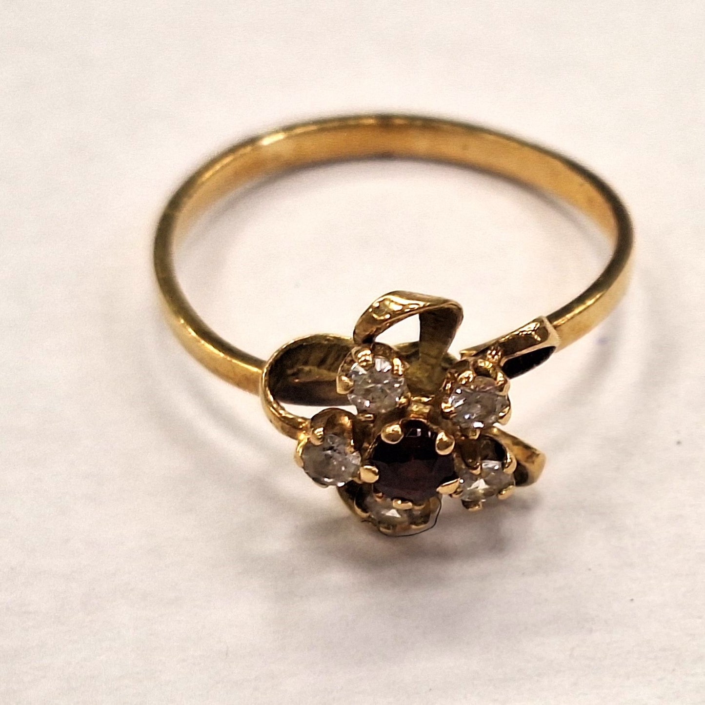 Bague fleur Or avec oxydes et pierre rouge