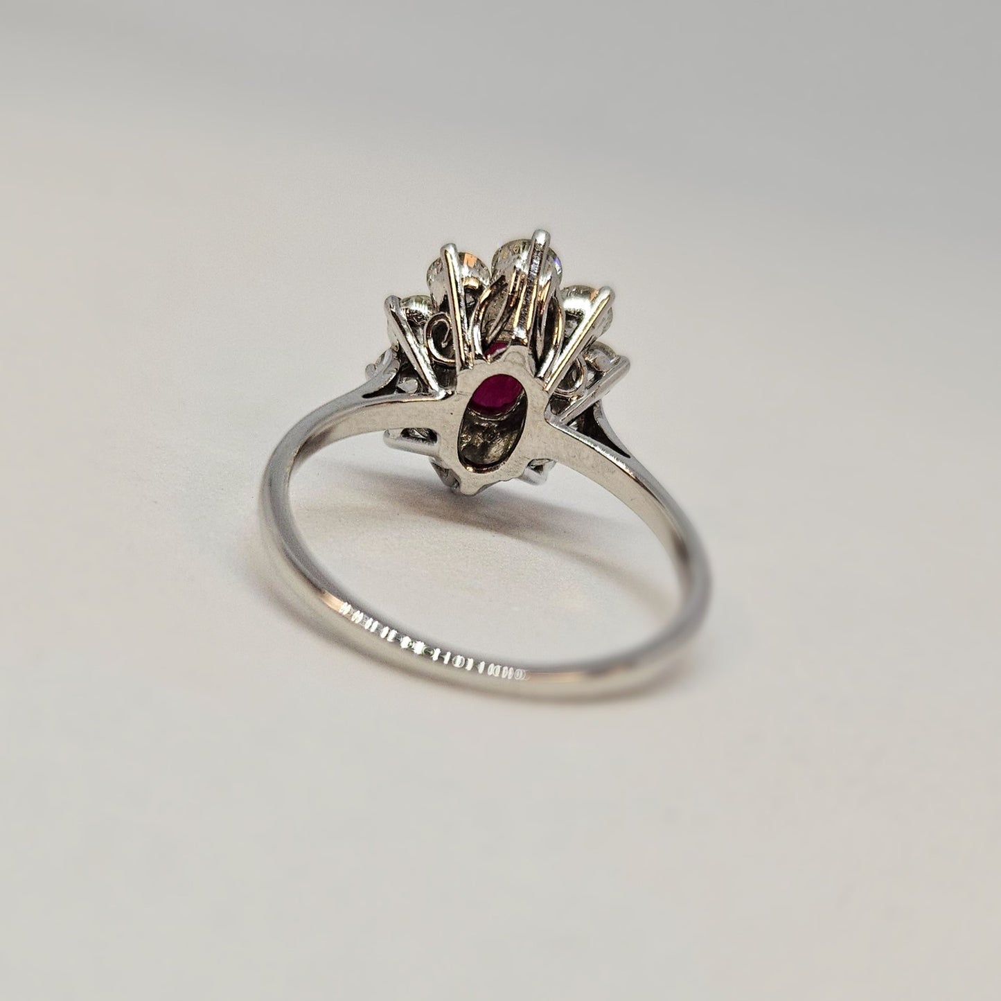 Bague marguerite en or blanc avec diamants et rubis