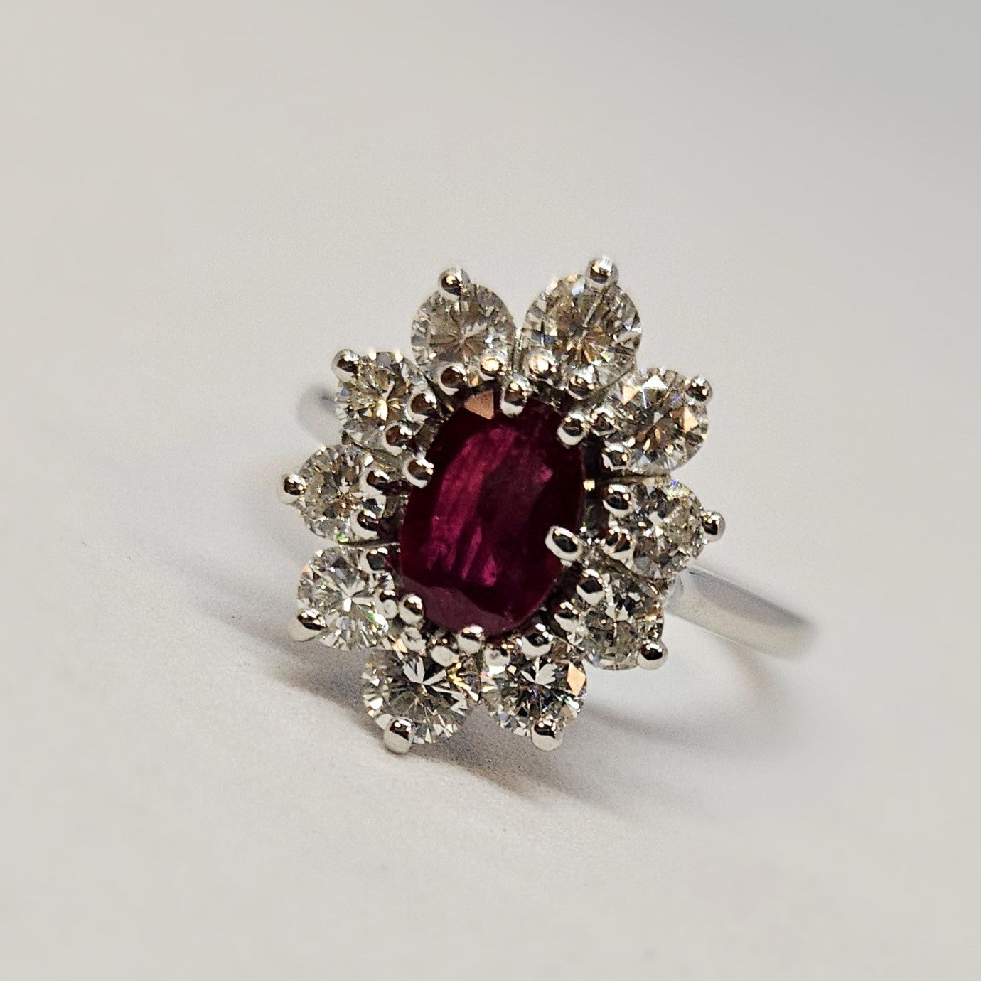 Bague marguerite en or blanc avec diamants et rubis