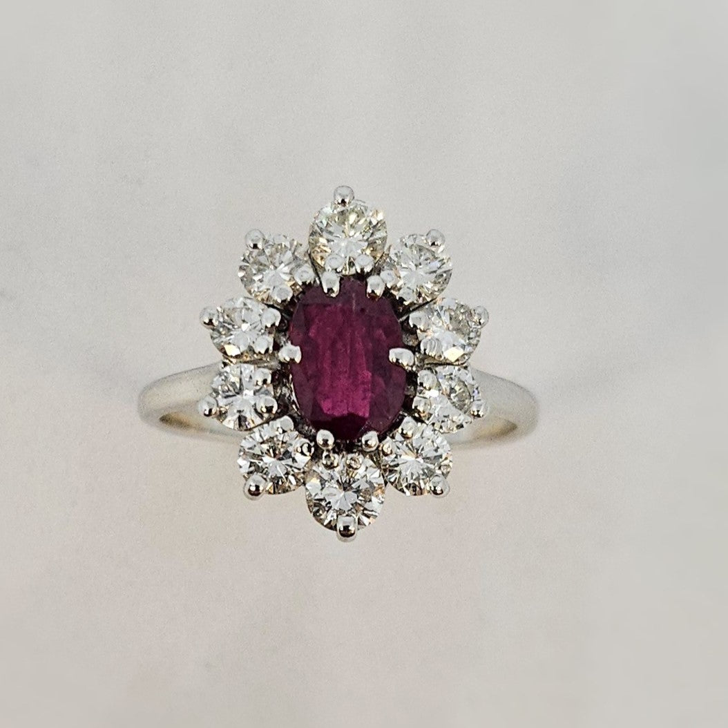 Bague marguerite en or blanc avec diamants et rubis