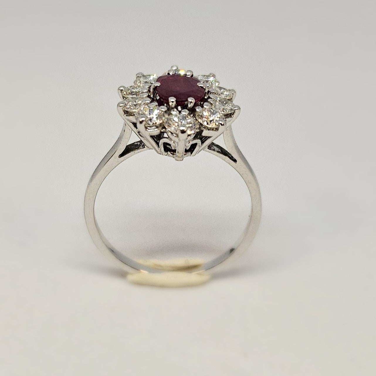 Bague marguerite en or blanc avec diamants et rubis