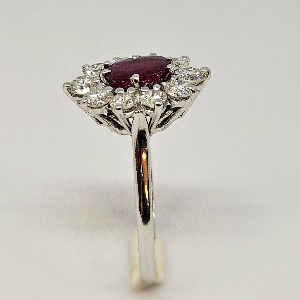 Bague marguerite en or blanc avec diamants et rubis