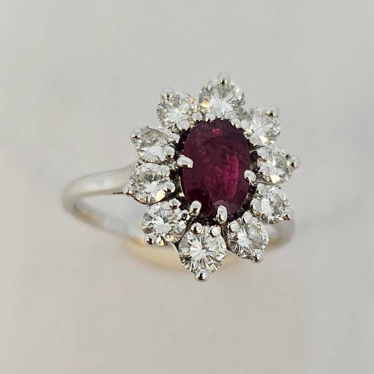 Bague marguerite en or blanc avec diamants et rubis