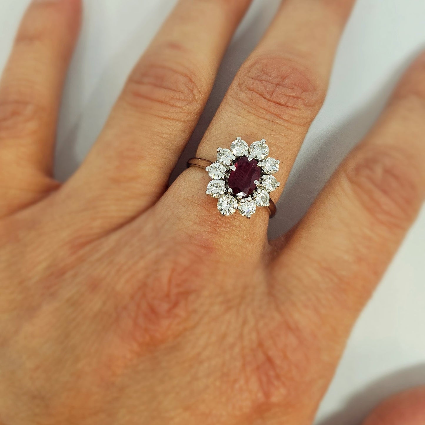 Bague marguerite en or blanc avec diamants et rubis