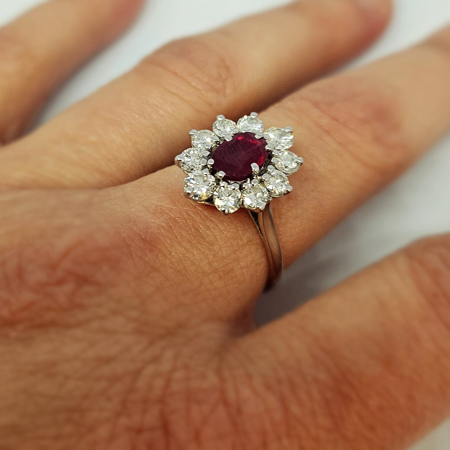 Bague marguerite en or blanc avec diamants et rubis