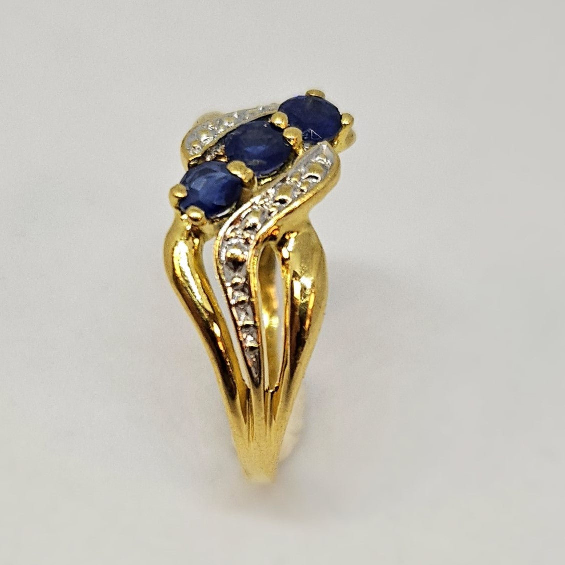 Bague en Or Jaune 18k avec 3 Saphirs
