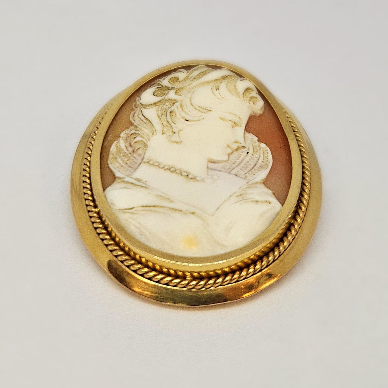 Pendentif/ broche Camée en Or