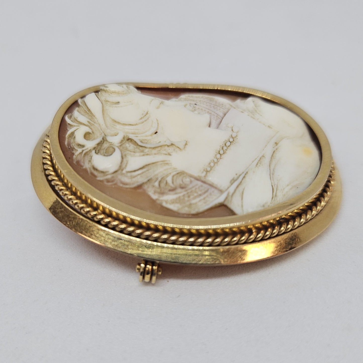 Pendentif/ broche Camée en Or