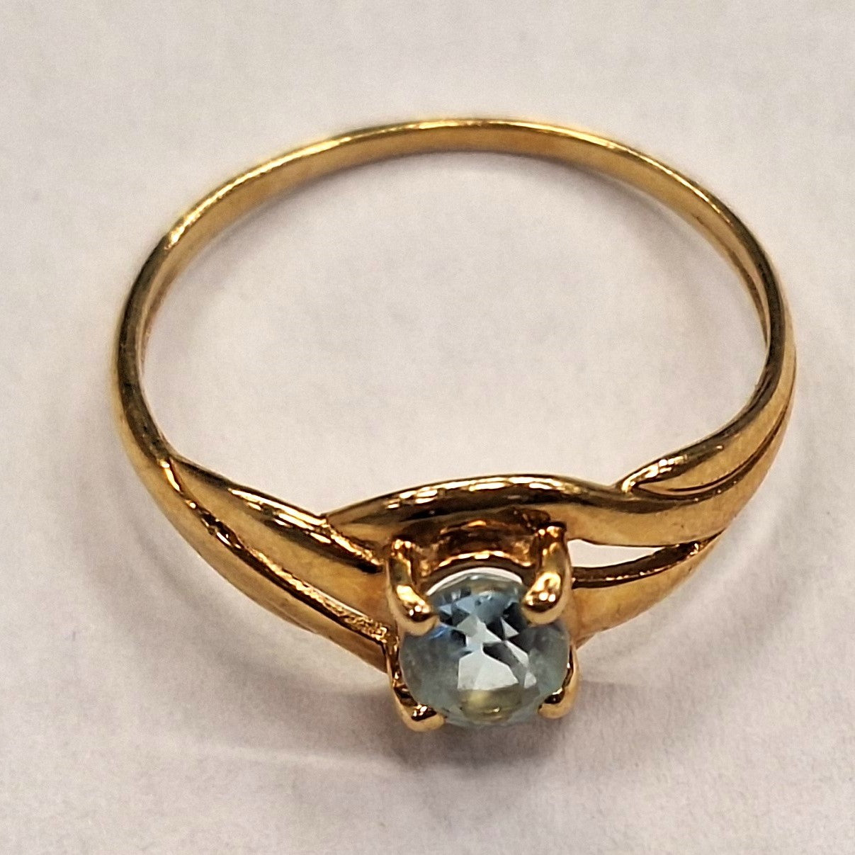 Bague en or jaune avec Aigue Marine