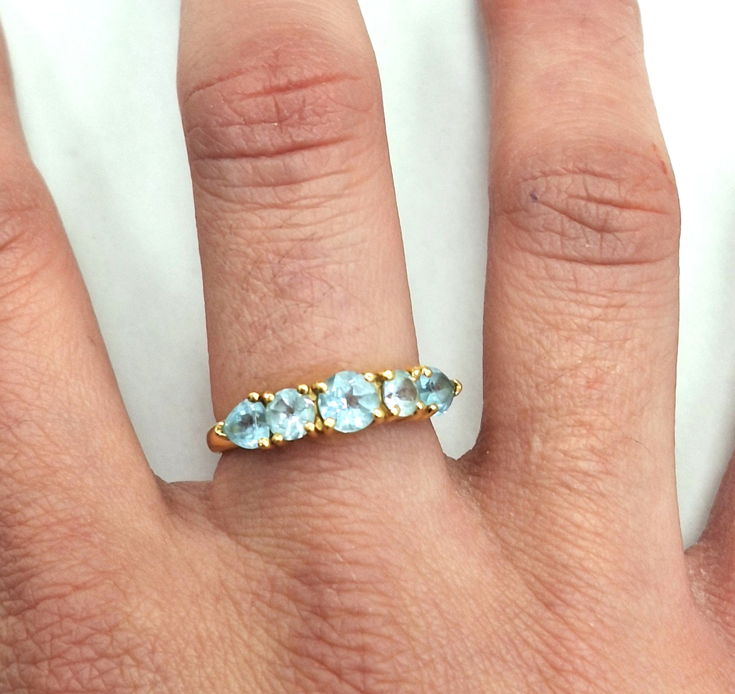 Bague en or jaune avec aigue-marine