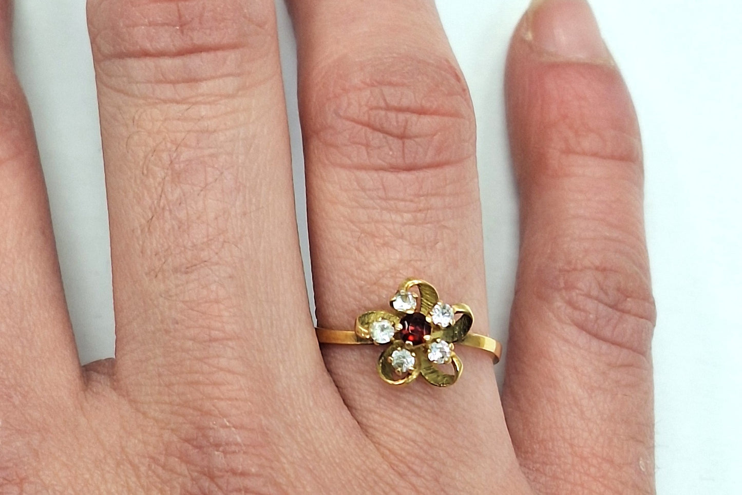 Bague fleur Or avec oxydes et pierre rouge