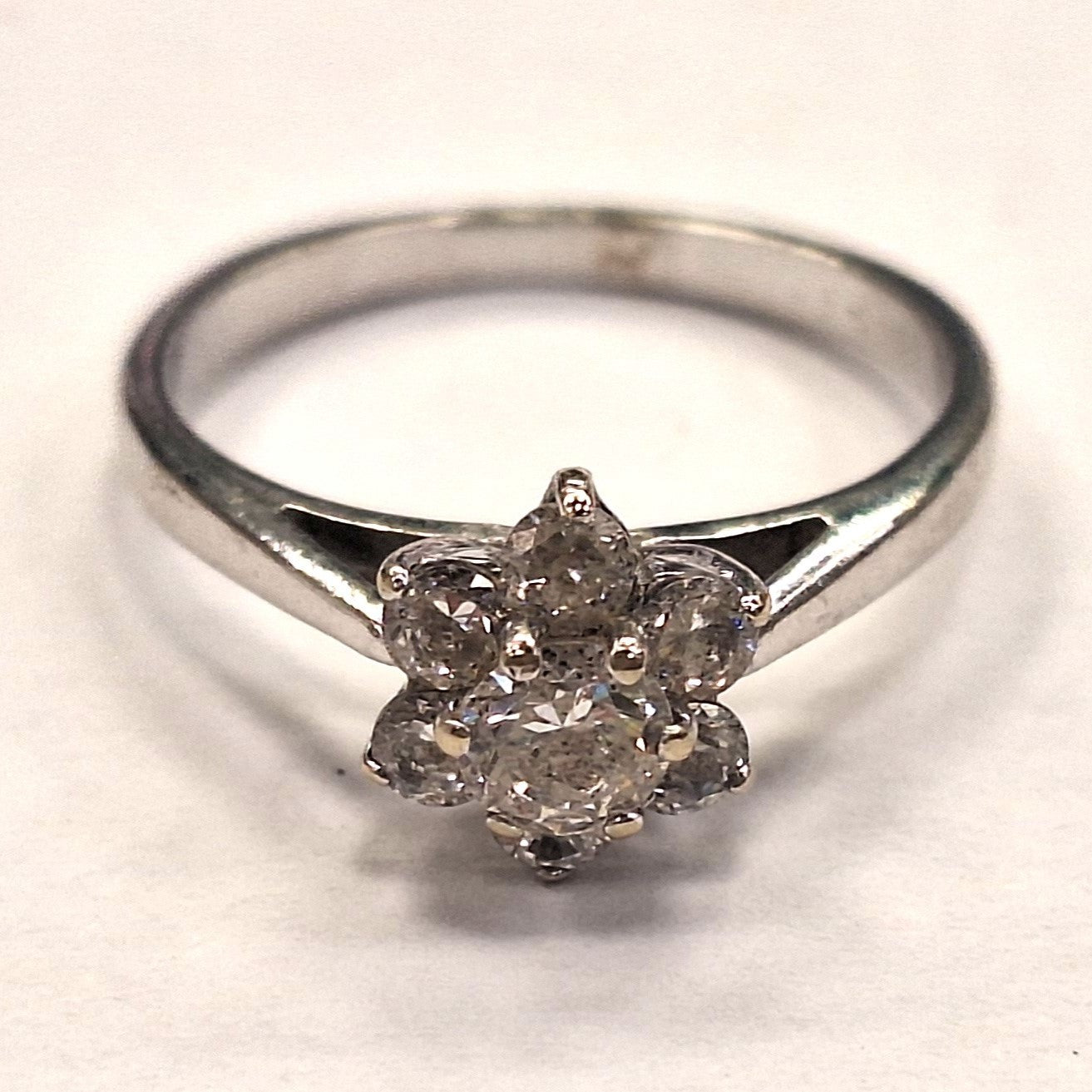Bague en or blanc avec zirconium