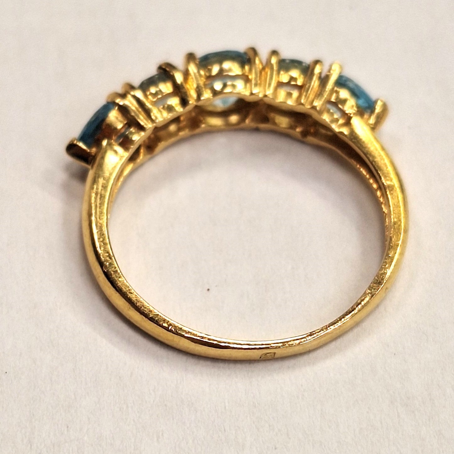 Bague en or jaune avec aigue-marine