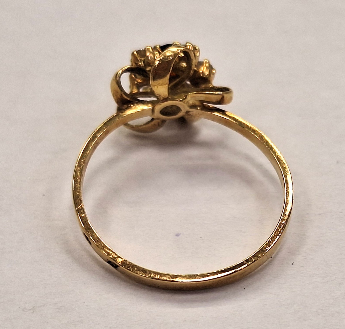 Bague fleur Or avec oxydes et pierre rouge
