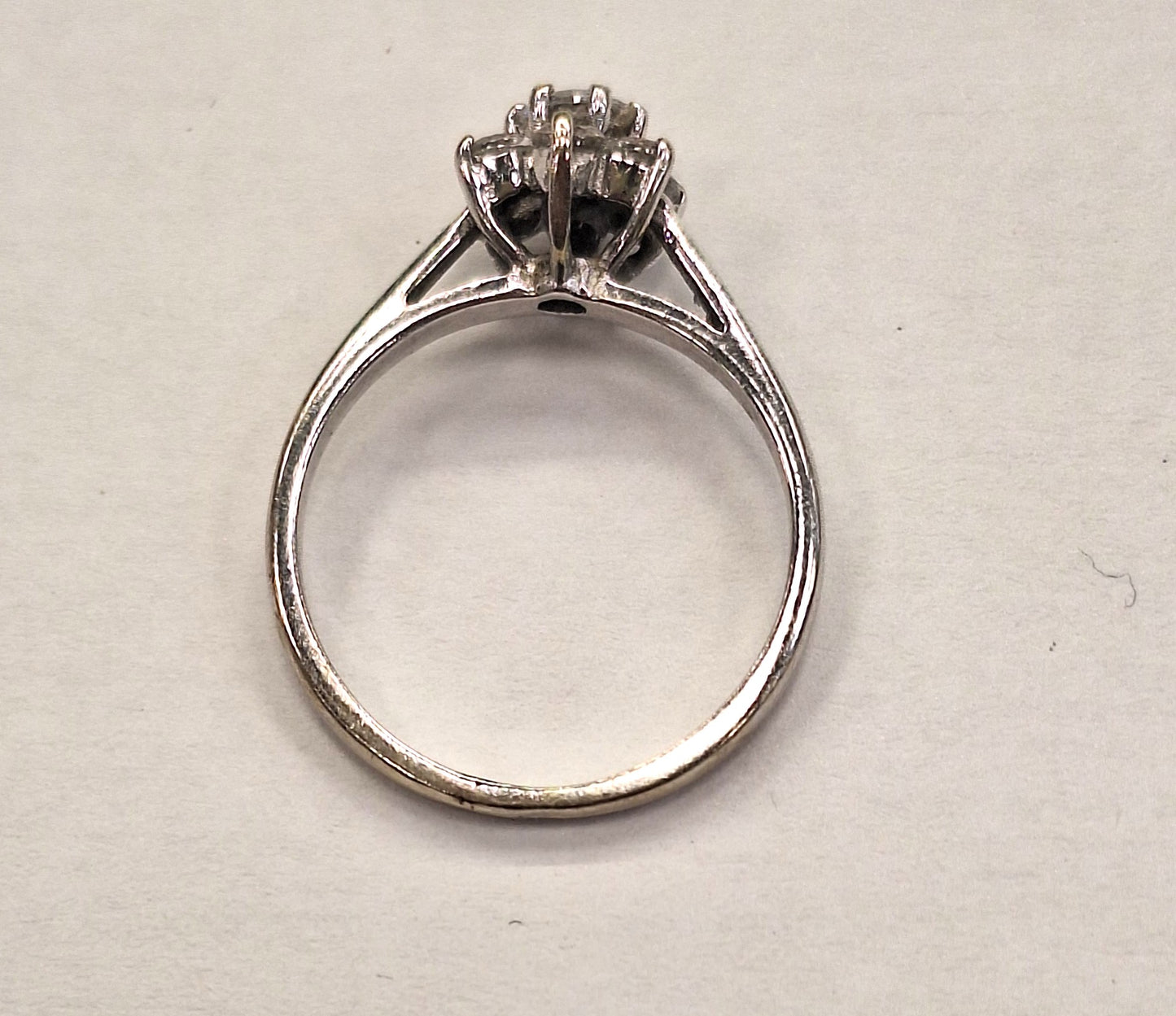 Bague en or blanc avec zirconium