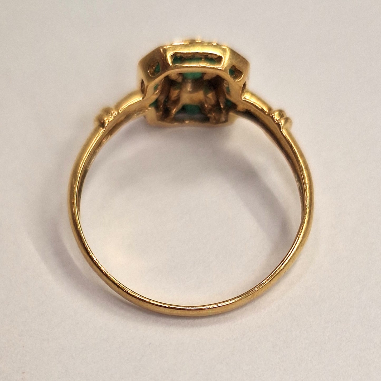 Bague avec diamants et émeraude