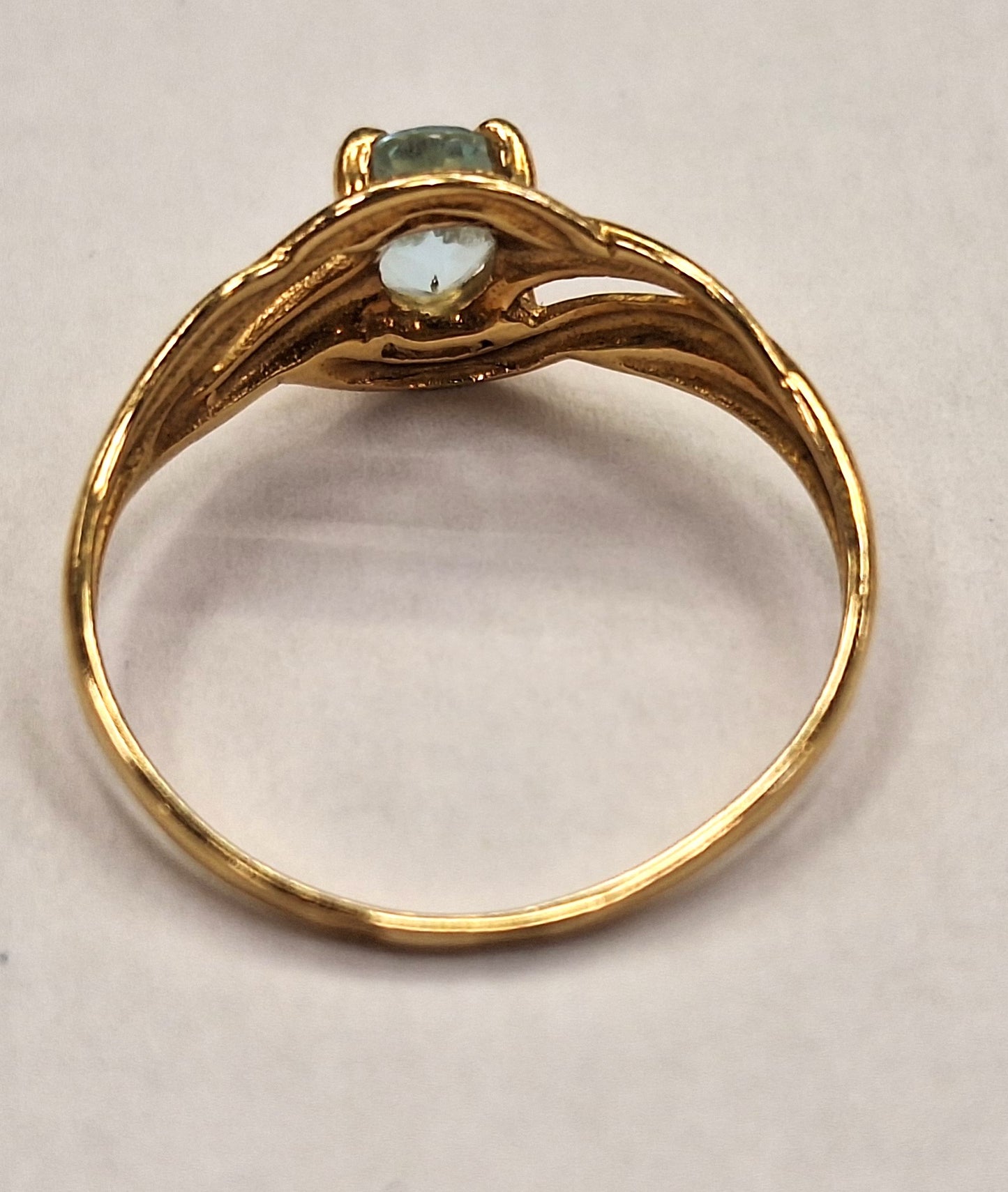 Bague en or jaune avec Aigue Marine
