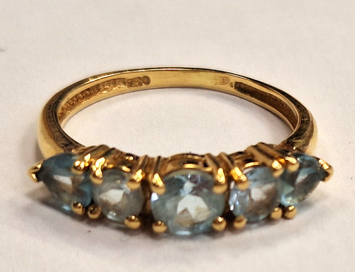 Bague en or jaune avec aigue-marine