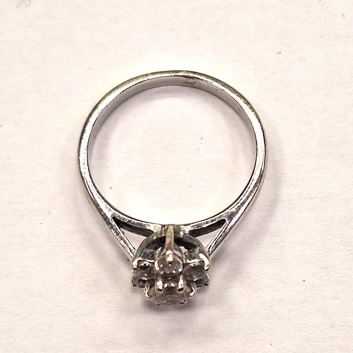 Bague en or blanc avec zirconium