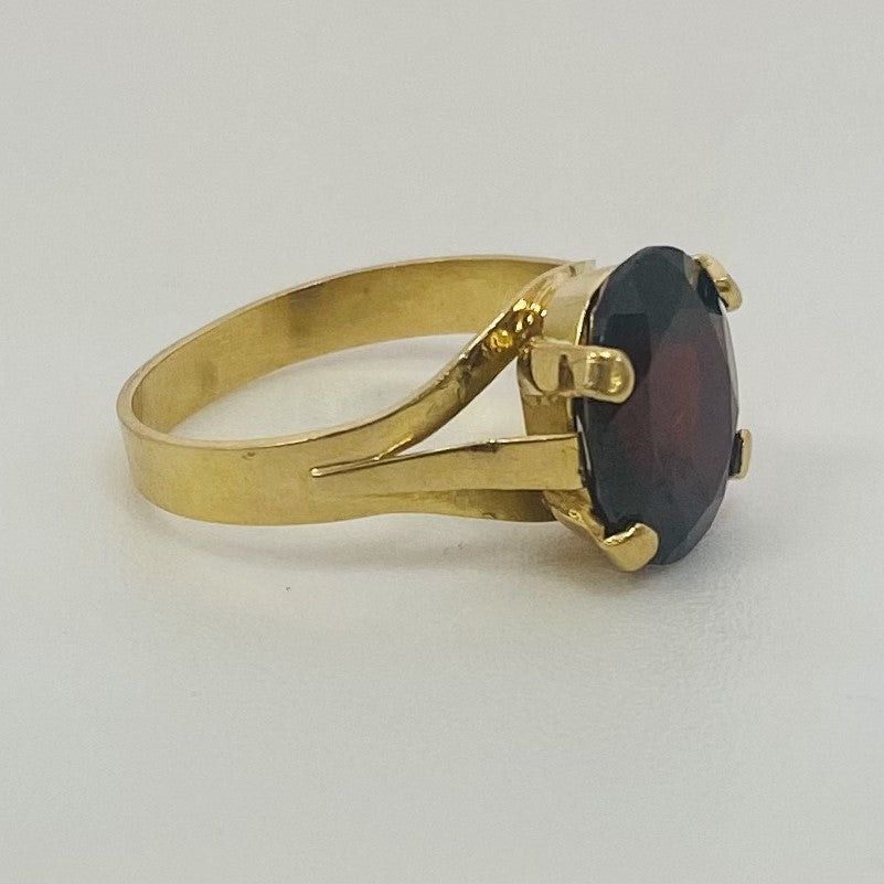 Bague or avec grenat
