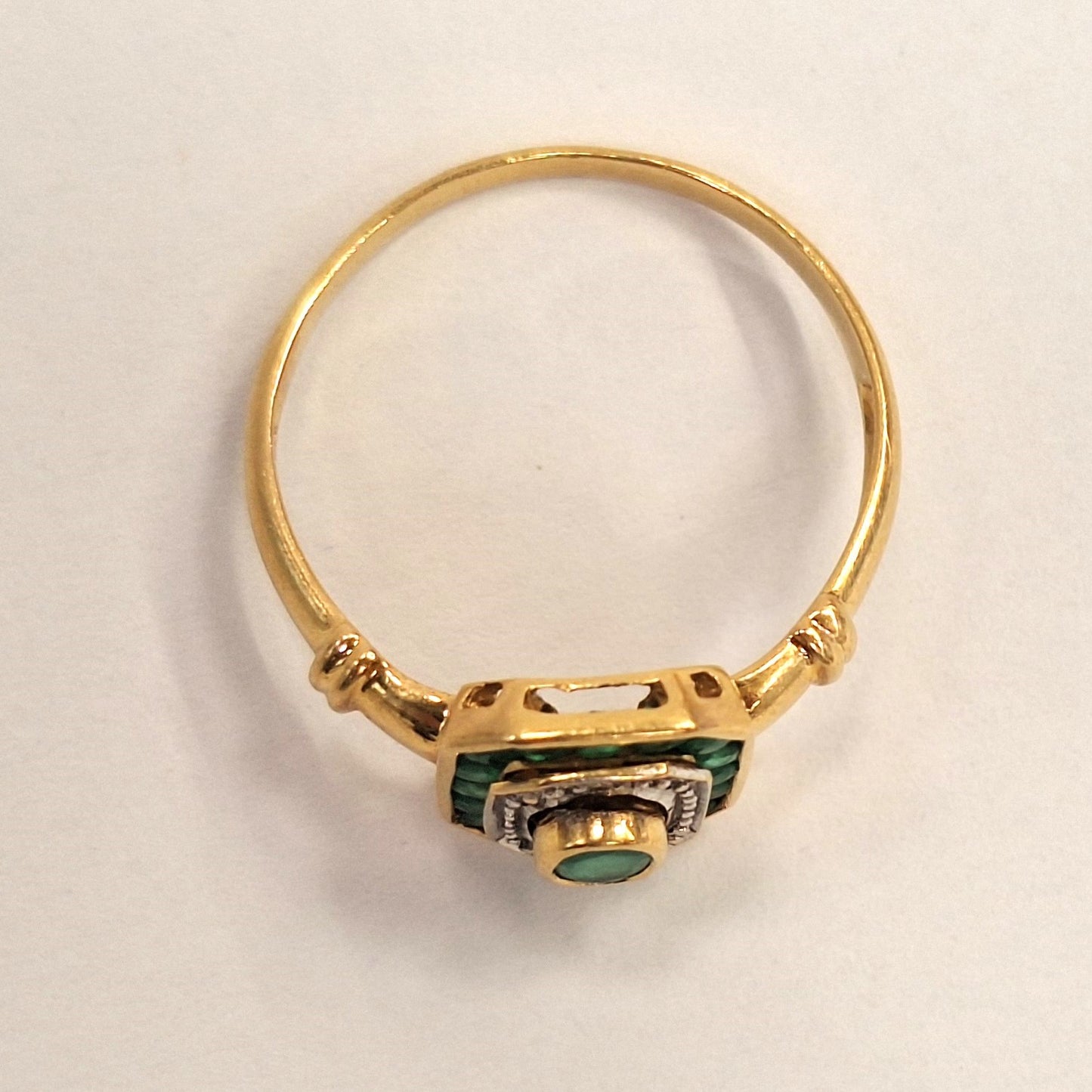 Bague avec diamants et émeraude