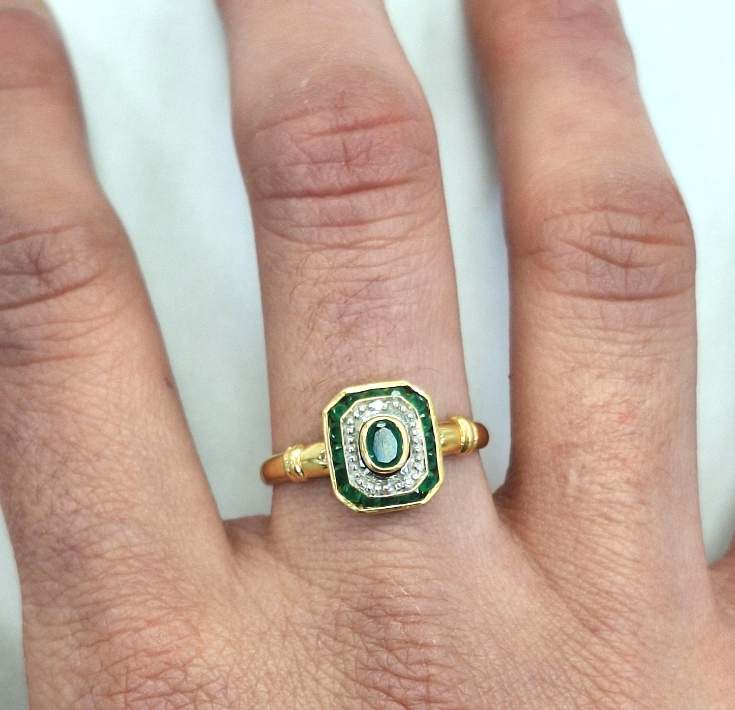 Bague avec diamants et émeraude