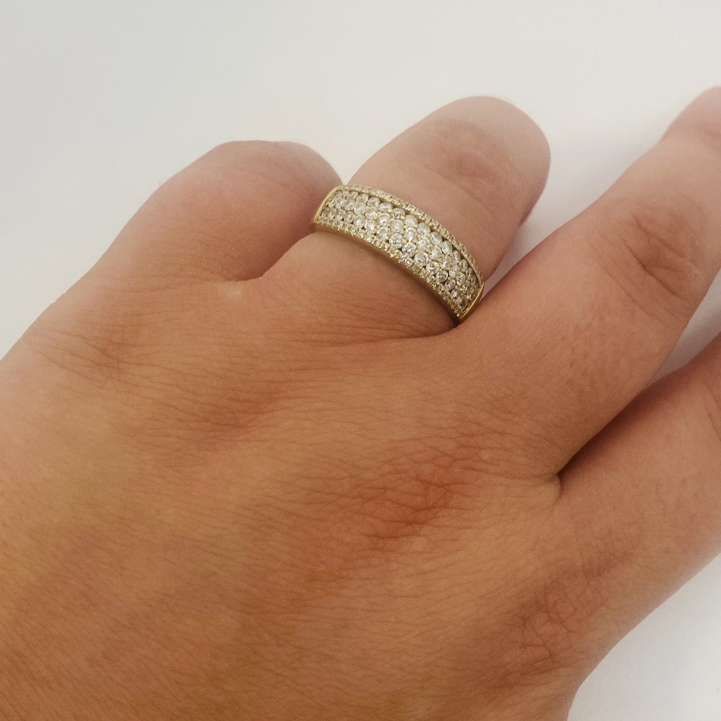 Bague or avec pavage diamants