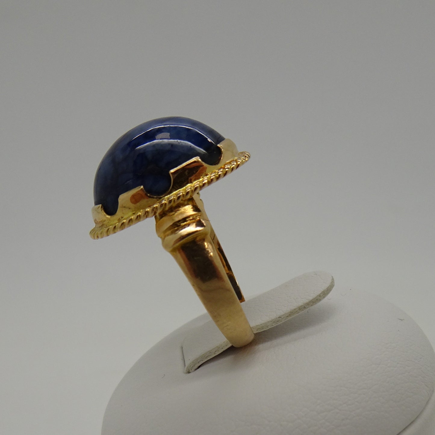 Bague or avec pierre bleue majestueuse