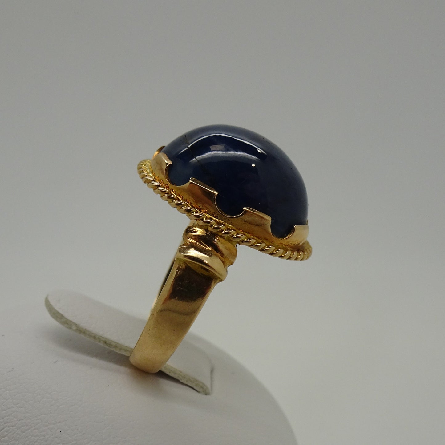 Bague or avec pierre bleue majestueuse