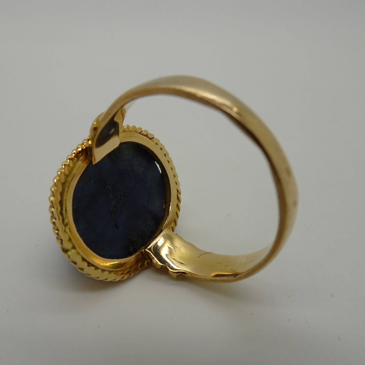 Bague or avec pierre bleue majestueuse