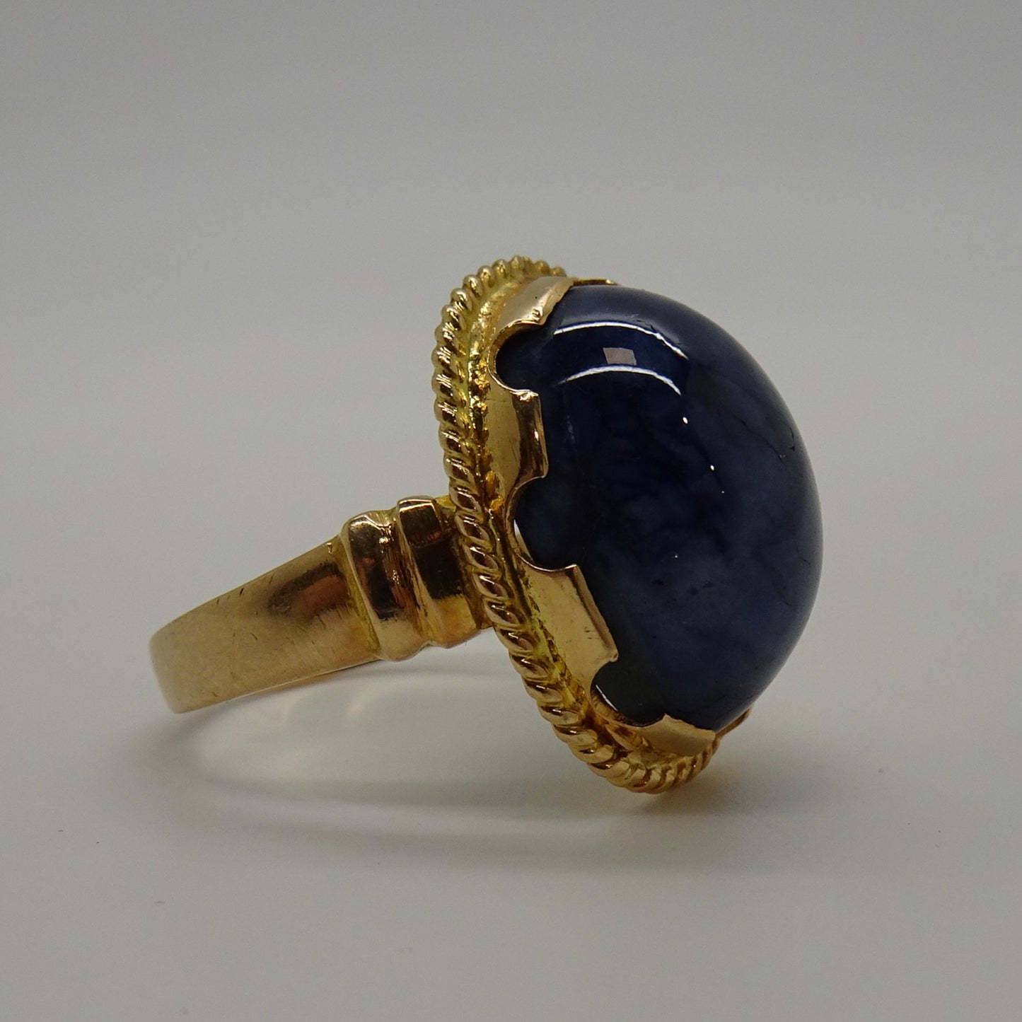 Bague or avec pierre bleue majestueuse
