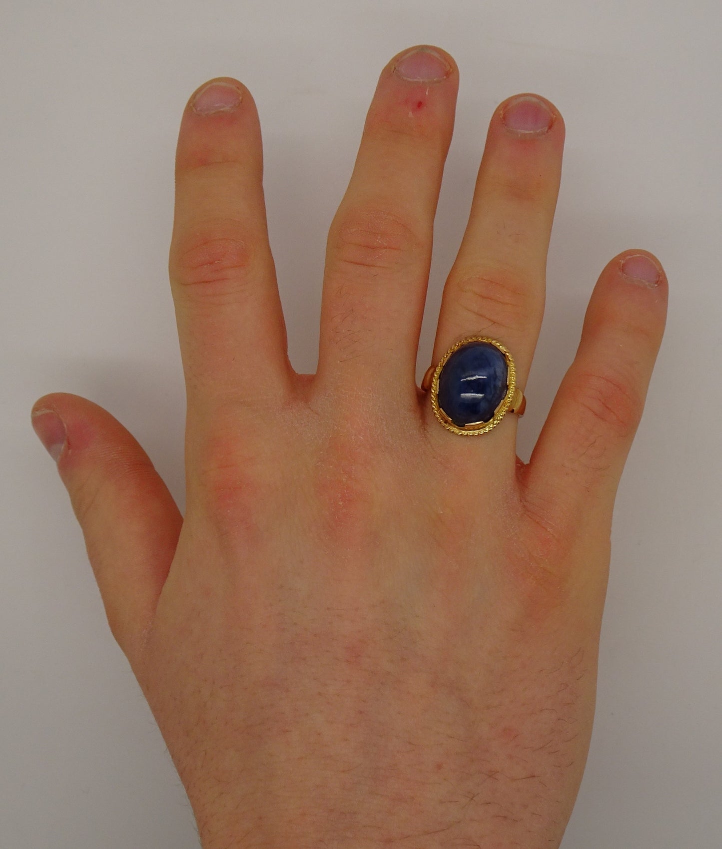 Bague or avec pierre bleue majestueuse