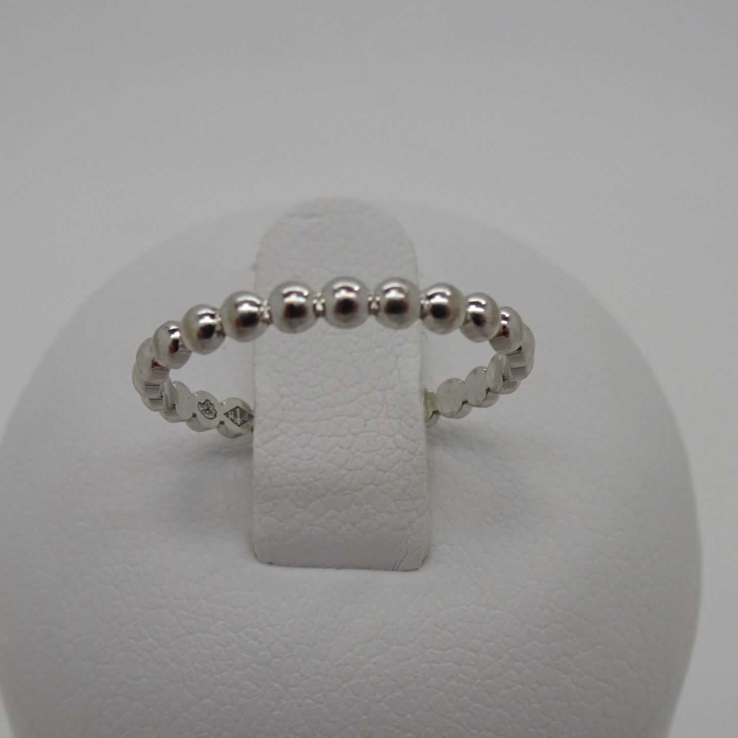 Bague clou en or blanc