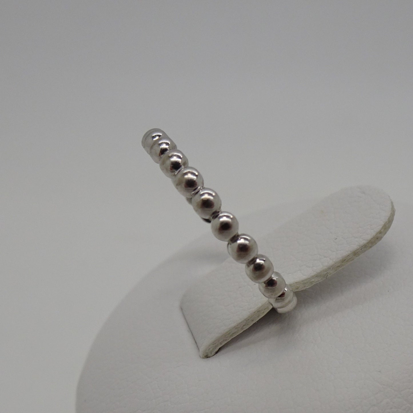 Bague clou en or blanc