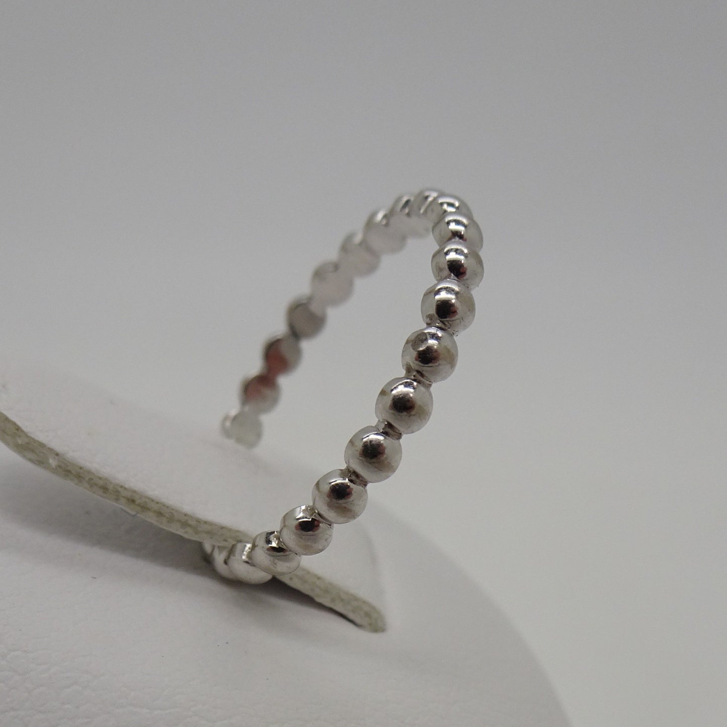 Bague clou en or blanc