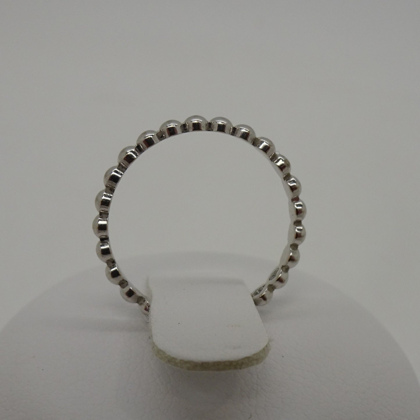 Bague clou en or blanc