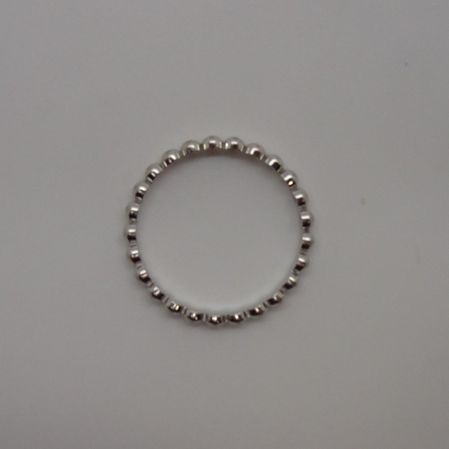 Bague clou en or blanc