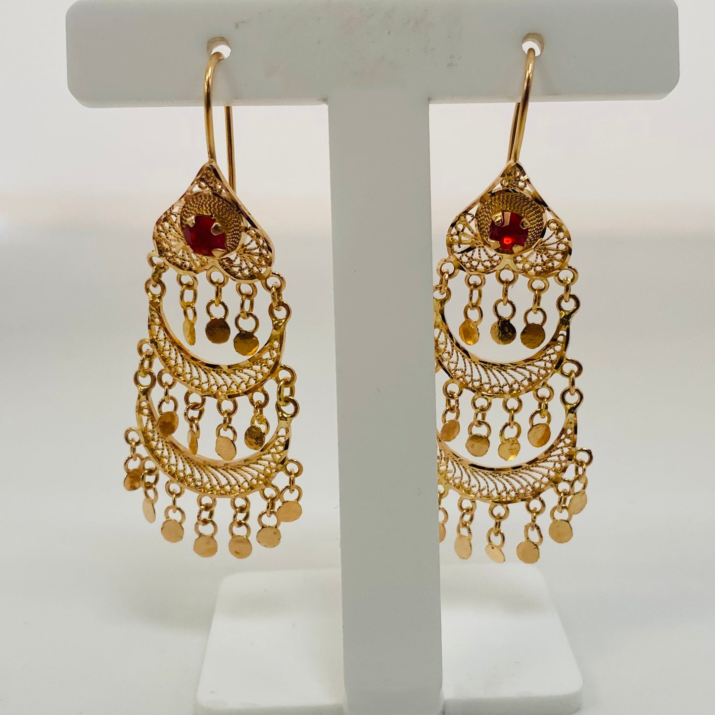 Boucles d'oreilles en or jaune avec rubis