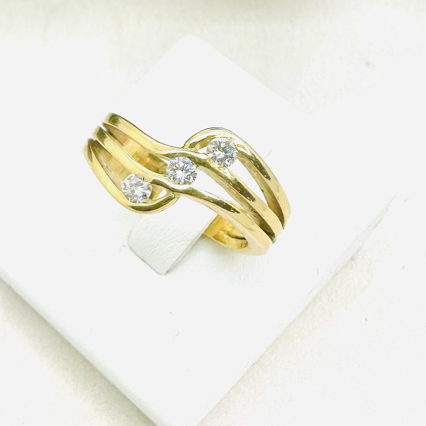 Bague en or jaune avec diamants