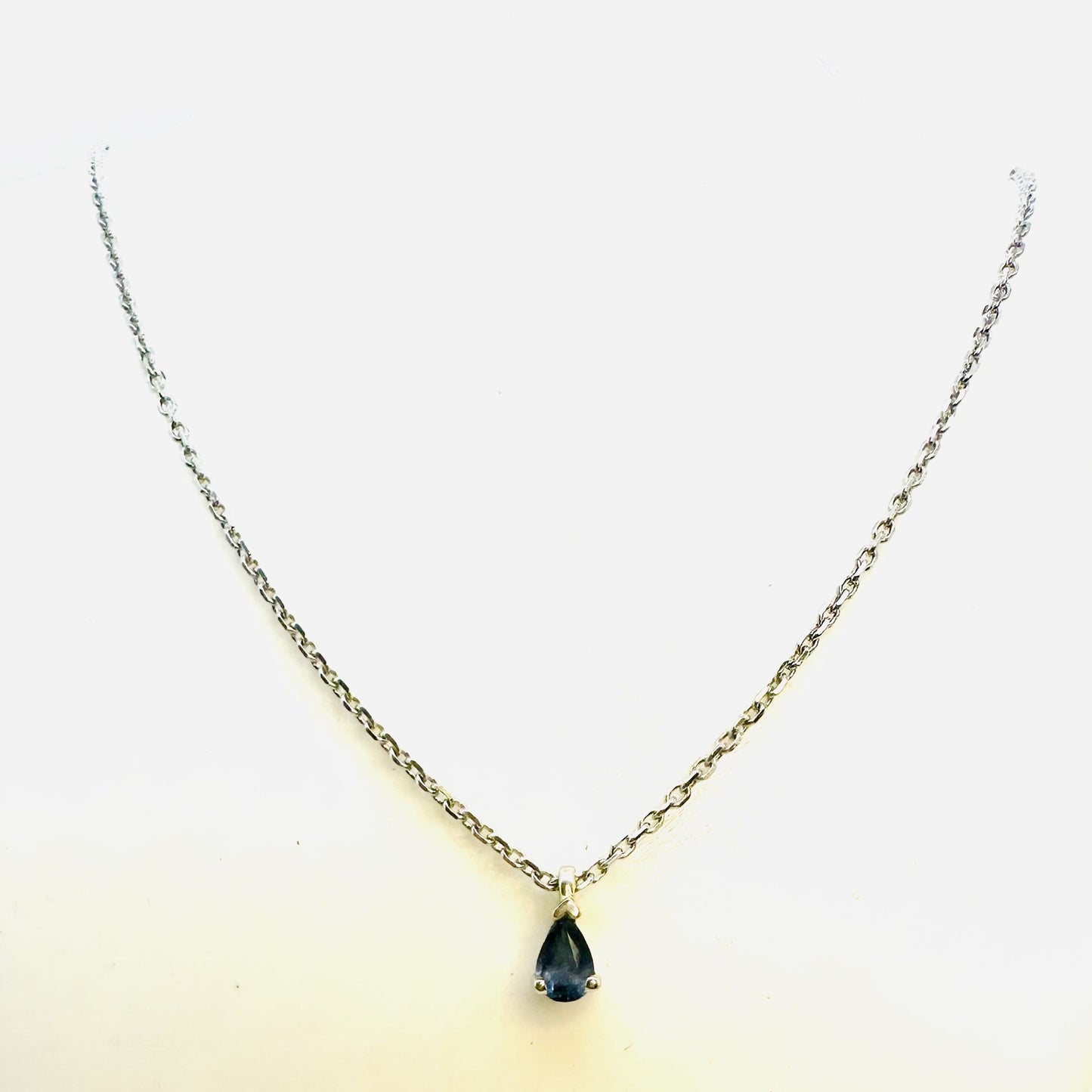 Collier Or Blanc avec Saphir de Ceylan