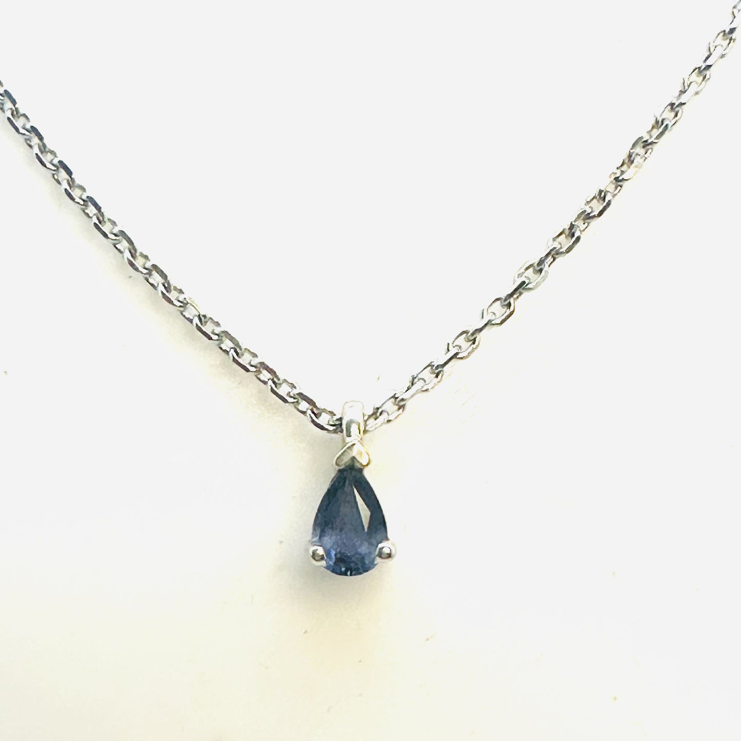 Collier Or Blanc avec Saphir de Ceylan