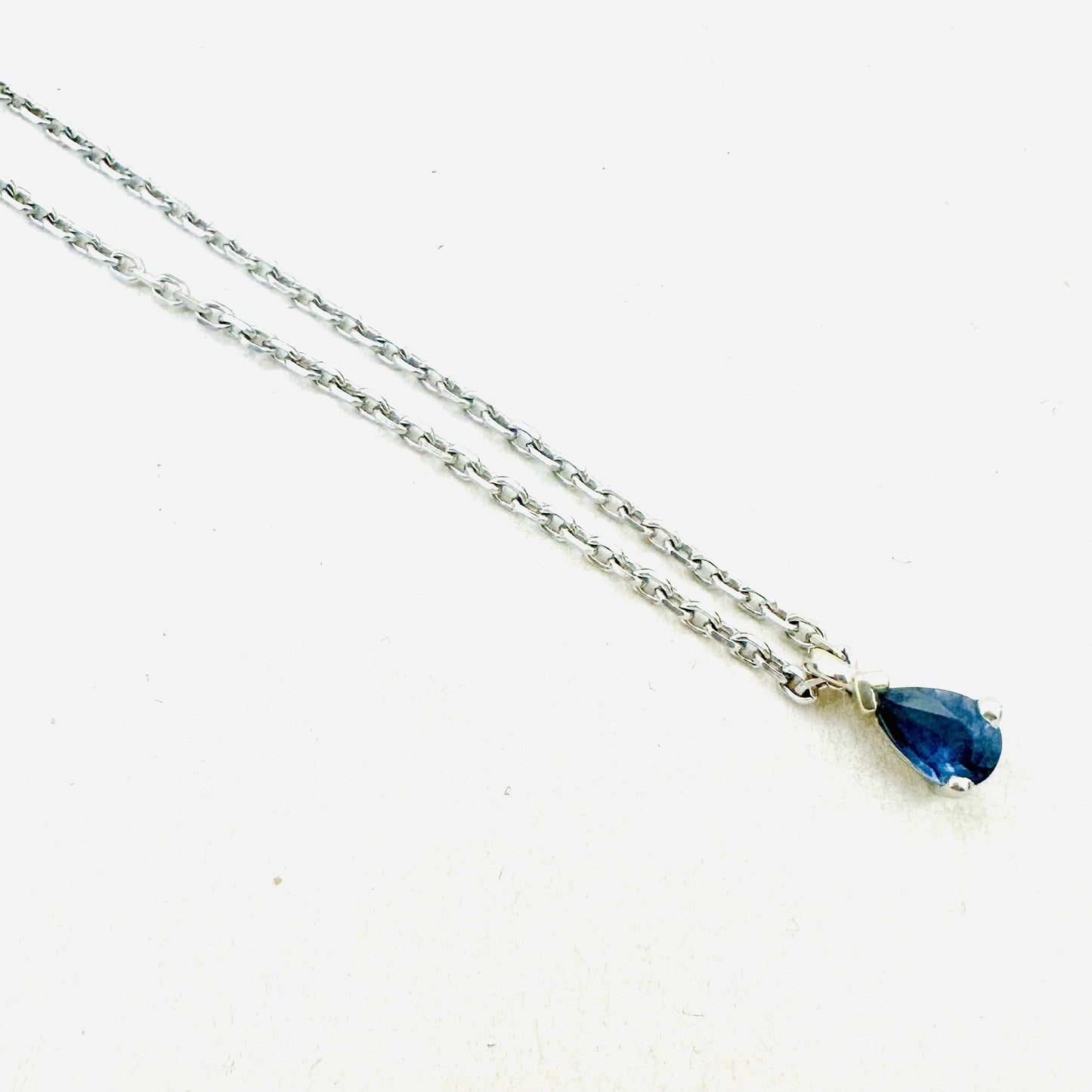 Collier Or Blanc avec Saphir de Ceylan