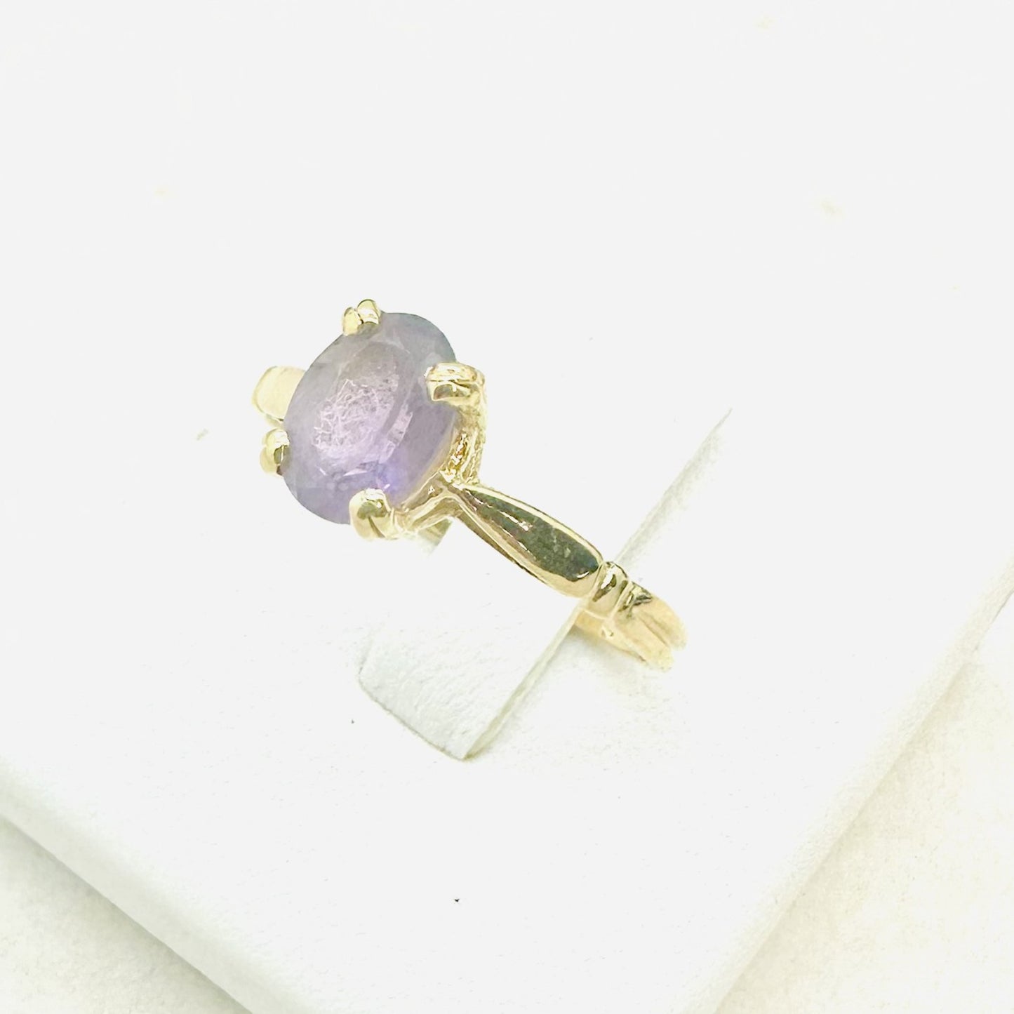 Bague en or jaune et améthyste