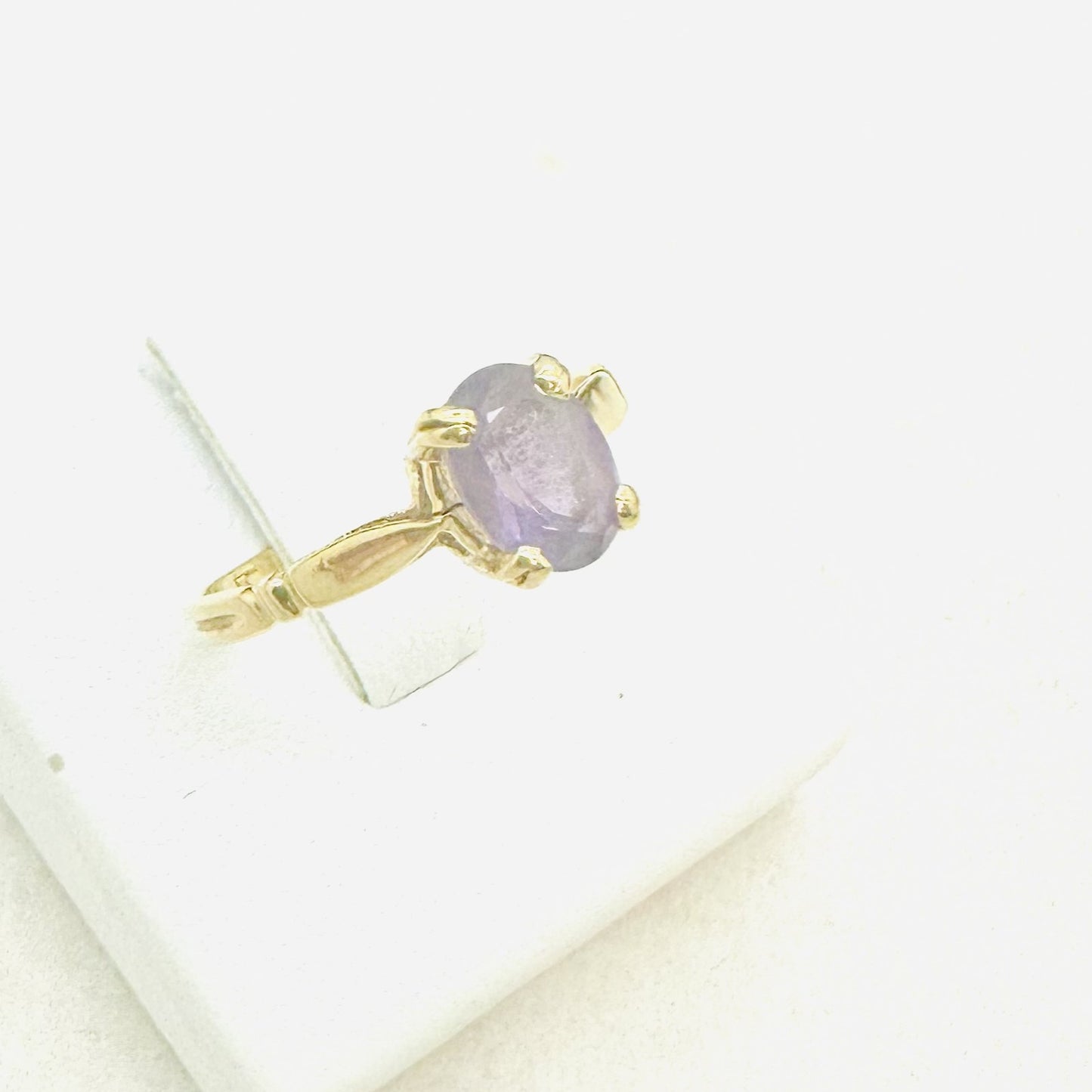 Bague en or jaune et améthyste