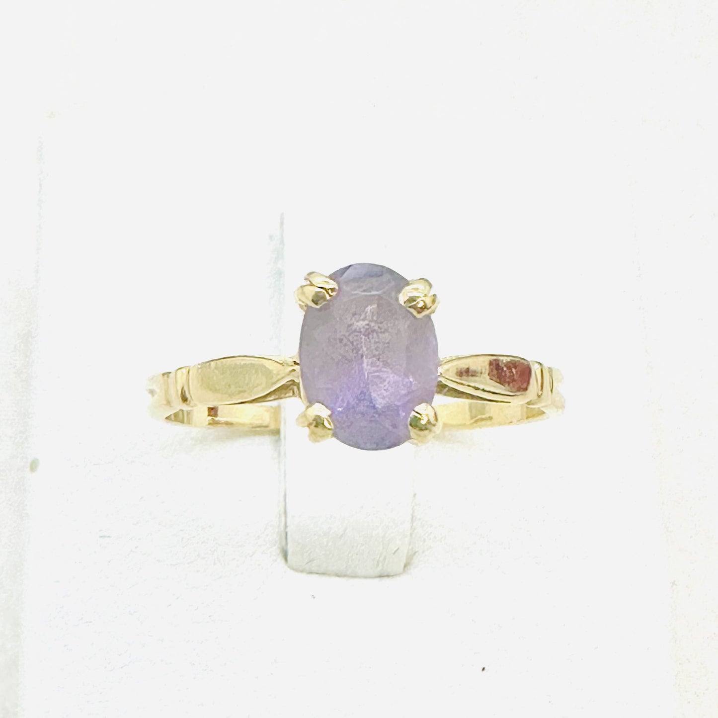 Bague en or jaune et améthyste